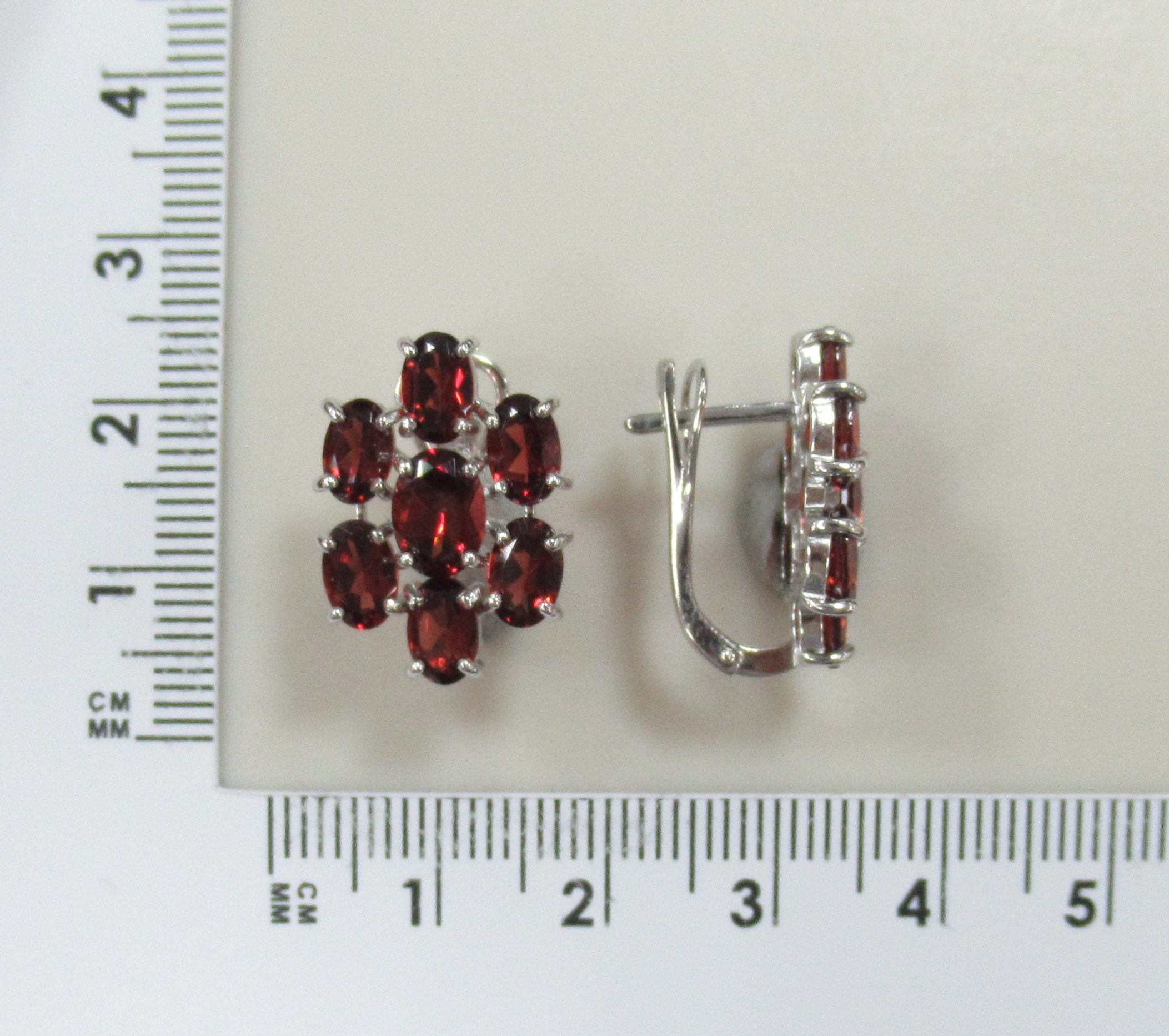 Серебряные серьги с гранатами